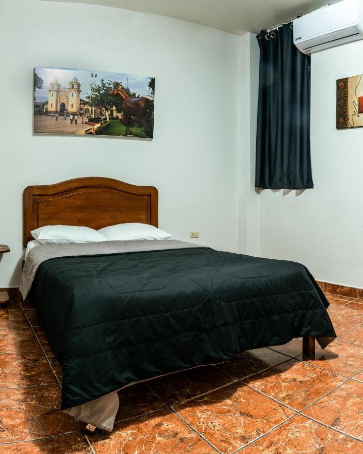 Hospedaje Gran Imperial Тумбес Екстериор снимка